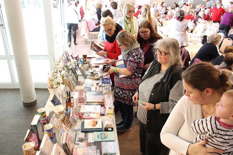 In den Pausen gab es reichlich Gelegenheit am Büchertisch zu stöbern.