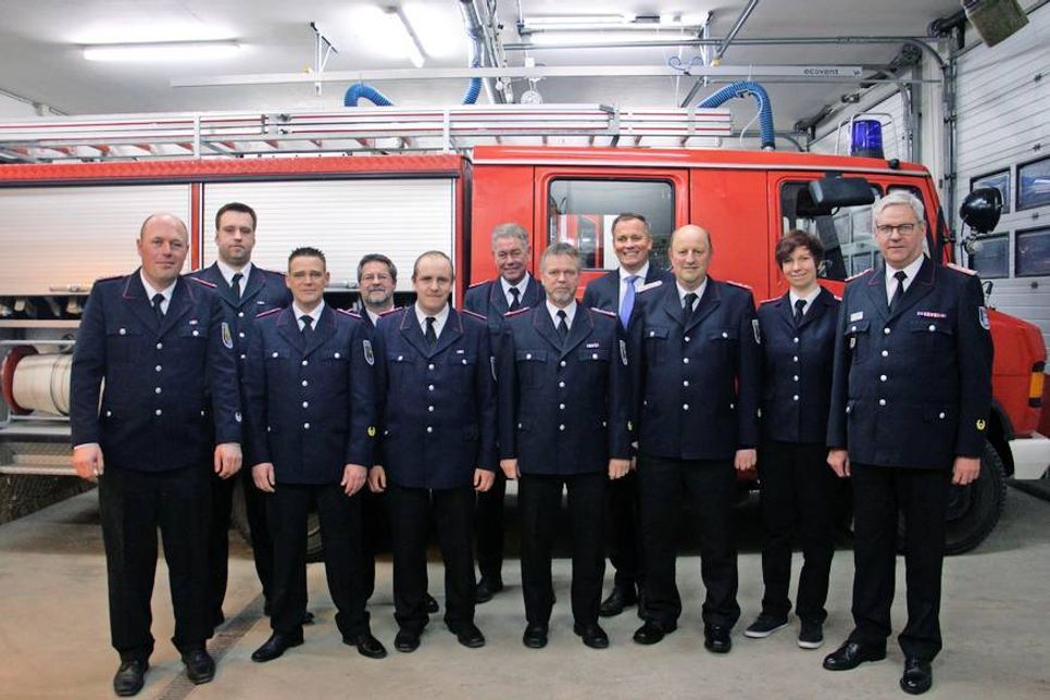 Kai Fischer (v. re.) vom Kreisfeuerwehrverband Ostholstein mit Schriftführerin Sarah Grimm, Wehrführer Stefan Herrmann, Bürgermeister Michael Olandt, stellvertretender Wehrführer Manfred Lübke, Kassenwart Gunnar Schell, Atemschutzgerätewart Kay Ley, Gerätewart Andreas Horstmann sowie den geehrten Mitgliedern Holger Teifel, Robert Höppner und Wolfgang Thomas.