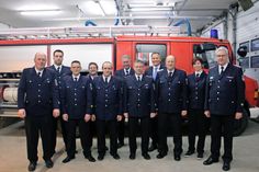 Kai Fischer (v. re.) vom Kreisfeuerwehrverband Ostholstein mit Schriftführerin Sarah Grimm, Wehrführer Stefan Herrmann, Bürgermeister Michael Olandt, stellvertretender Wehrführer Manfred Lübke, Kassenwart Gunnar Schell, Atemschutzgerätewart Kay Ley, Gerätewart Andreas Horstmann sowie den geehrten Mitgliedern Holger Teifel, Robert Höppner und Wolfgang Thomas.