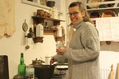 „Kosmetik einfach selber machen“ können die Teilnehmer des Workshops mit Claudia Hofer im Dorf- und Schulmuseum Schönwalde. Die Produkte reichen vom Lippenbalsam und Handcreme über Handwaschpaste und Deo-Creme bis hin zu einem Kaffee-Peeling.