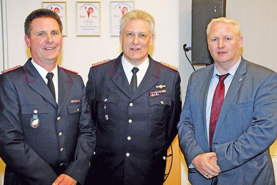 Glückwünsche für den alten/neuen Gemeindewehrführer Jens Willrodt (Mitte) von Bgm. Tade Peetz (rechts) und Roland Knoth.