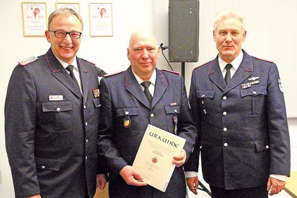 Der stellvertretende Kreiswehrführer Olaf Meier-Lürsdorf (links) ehrte Jörg Kleinfeld mit dem Schl.-H. Ehrenkreuz in Bronze. Daneben Jens Willrodt.