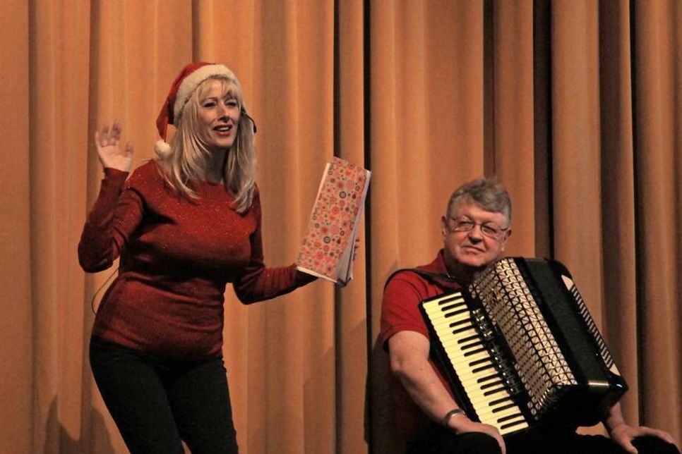 „Wir sind übrigens nicht Helene Fischer und Florian Silbereisen!“ Anja Es und Akkordeonist Peter Loose bei der Neustädter Kulturmatinee am vergangenen Sonntag.