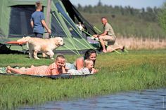 Ob romantisch oder doch nur bequem - der Reiz vom Urlaub im Freien. Foto: djd/Outwell.