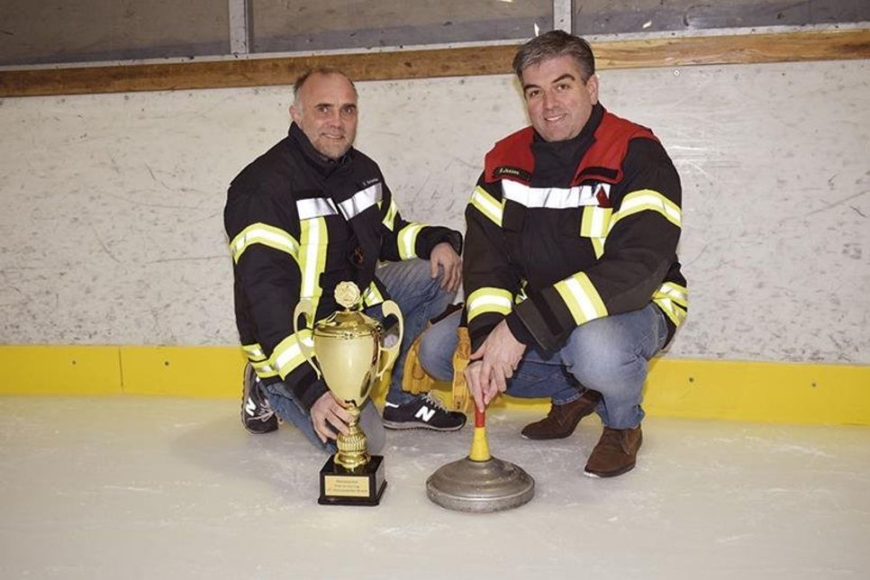Dirk Scharbau (links) und Björn Jessen von der Freiwilligen Feuerwehr Timmendorfer Strand veranstalten am kommenden Samstag den „1. Fire on Ice-Cup“ im ETC. Zuschauer sind bei freiem Eintritt herzlich willkommen. (Foto: René Kleinschmidt)