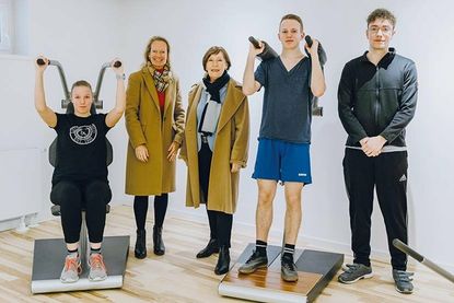 Die Auszubildende Sarah Ihm (links), Einrichtungsleiterin Inka Kielhorn, Heidrun Ulbrich (Mitte) und die Azubis Thorben Stau und Luca Piro (rechts) mit den neuen Fitnessgeräten.