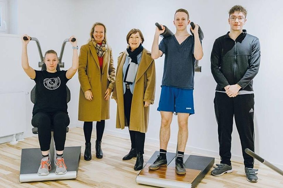 Die Auszubildende Sarah Ihm (links), Einrichtungsleiterin Inka Kielhorn, Heidrun Ulbrich (Mitte) und die Azubis Thorben Stau und Luca Piro (rechts) mit den neuen Fitnessgeräten.