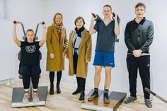 Die Auszubildende Sarah Ihm (links), Einrichtungsleiterin Inka Kielhorn, Heidrun Ulbrich (Mitte) und die Azubis Thorben Stau und Luca Piro (rechts) mit den neuen Fitnessgeräten.