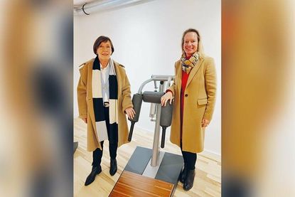 Inka Kielhorn (rechts) bedankt sich – auch im Namen der Auszubildenden des Bugenhagen Berufsbildungswerks – bei Heidrun Ulbrich für die großzügige finanzielle Unterstützung.