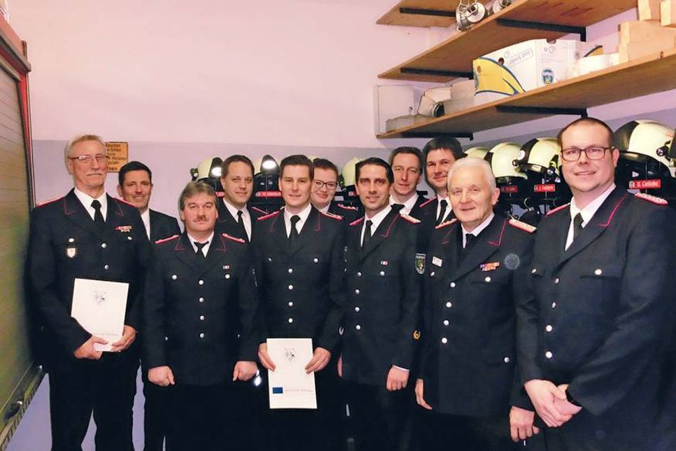 Die Beförderten, Geehrten und Gewählten der Ratekauer Wehr: Bodo Behnck (v.l.), Bürgermeister Thomas Keller, Franz Nüß, Torsten Kempf, Michelle Mierisch, Wehrführer Markus Thiel, Marcel Kohl, Marc Papendorf, Reinhold Mang (Kreisfeuerwehrverband) und Gemeindewehrführer Dennis Puls.