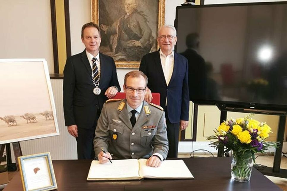 Oberstleutnant Tobias Aust (Mi.) mit Bürgermeister Carsten behnk und Bürgervorsteher Dieter Holst (re.) beim Eintrag ins Goldene Buch der Stadt.