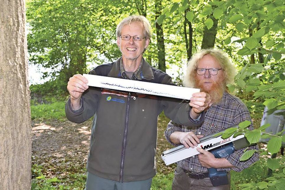 Revierförster Karsten Tybussek und Baumkontrolleur Hans-Alfred Will (rechts) freuen sich über ein positives Ergebnis nach einer Wurzelbohrung. (Foto: René Kleinschmidt)