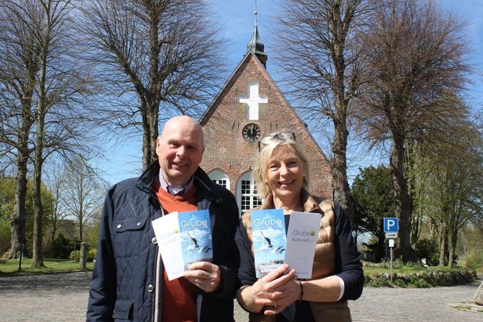 Vor dem Hintergrund der St. Jürgen Kirche päsentieren Bürgermeister Volkert Stoldt und Tourismusleiterin Elgin Zühlke das Programm von „Grube kulturell“.