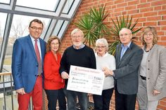 Gemeinsam mit Stockelsdorfs Bürgermeisterin Brigitte Rahlf-Behrmann (r.) freuten sich die Vorstandsmitglieder der Bürgerstiftung Stockelsdorf Manfred Beckmann (l.), Angela Prühs (2-v.l) sowie Volker Olbers (2.v.r.) über die Privatspende der Stockelsdorfer Eheleute Gisa und Ralf Lohmeyer. (Foto: Setje-Eilers)