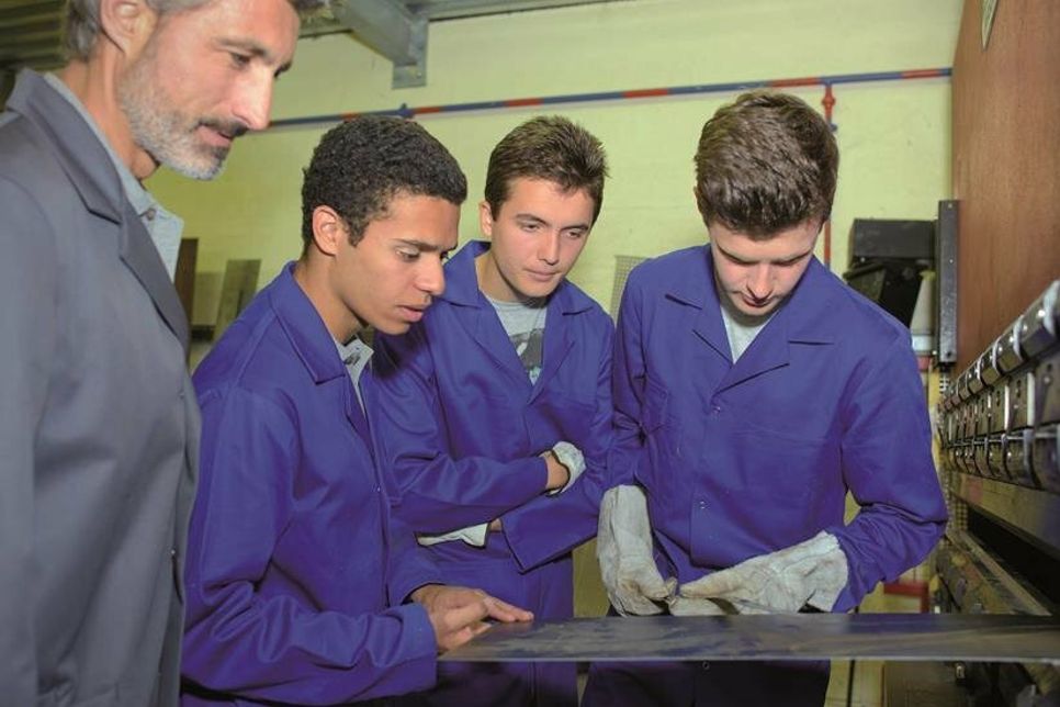 Mit AsA unterstützt die Arbeitsagentur Lübeck junge Menschen während ihrer betrieblichen Ausbildung.