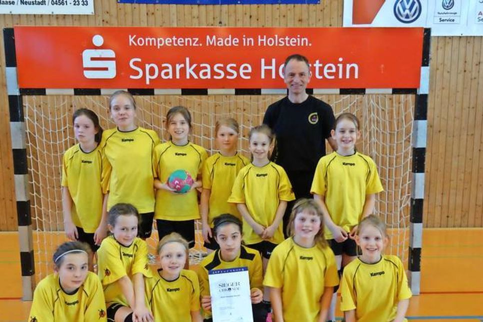 Für die Grundschule Neustadt am Steinkamp spielten: Elisabeth Schmidt, Annika Hermes, Janne Kropp, Lina Mennerich, Fynja-Joelle Brazier, Sportlehrer Sönke Holst, Jule Fuchs (hinten v. lks.); Emilia Rauhut, Kaja Wenzel, Frida Salokat, Elisabeth Herdt (TW), Anina Heinz und Marleen Gosdzinski (vorne v. lks.).