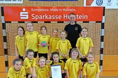 Für die Grundschule Neustadt am Steinkamp spielten: Elisabeth Schmidt, Annika Hermes, Janne Kropp, Lina Mennerich, Fynja-Joelle Brazier, Sportlehrer Sönke Holst, Jule Fuchs (hinten v. lks.); Emilia Rauhut, Kaja Wenzel, Frida Salokat, Elisabeth Herdt (TW), Anina Heinz und Marleen Gosdzinski (vorne v. lks.).