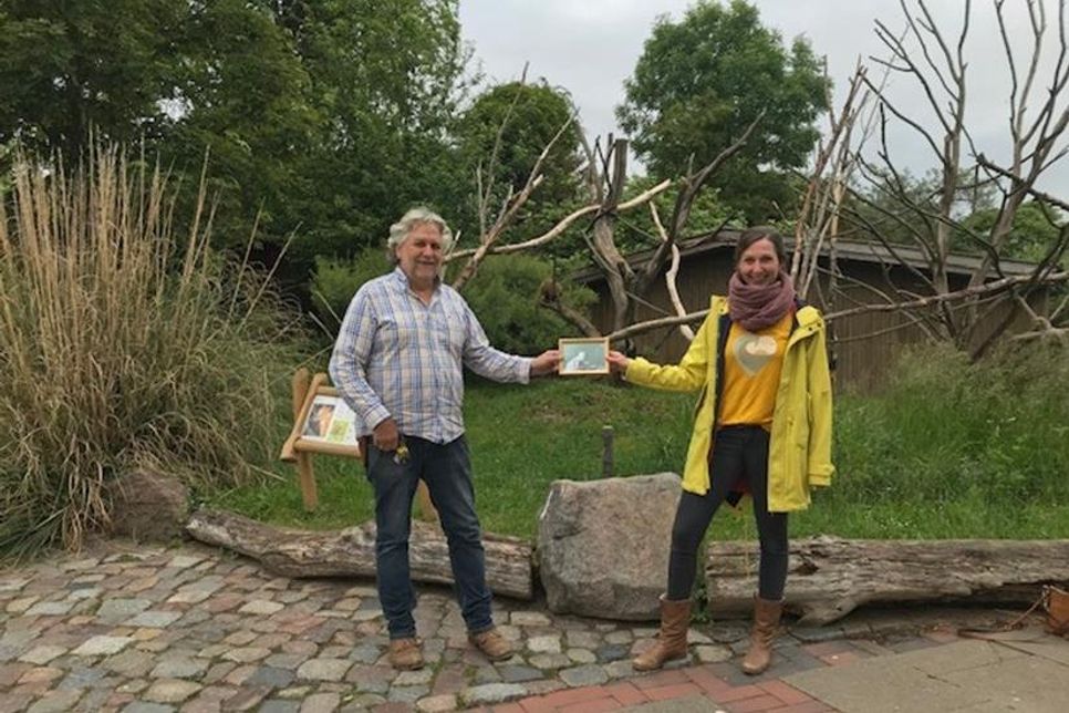 Eine außergewöhnliche Aktion mit einer außergewöhnlichen „Scheckübergabe“: Ingo Wilhelm freute sich über die Unterstützung von Dr. Cornelia Kohlhardt-Flöhr.