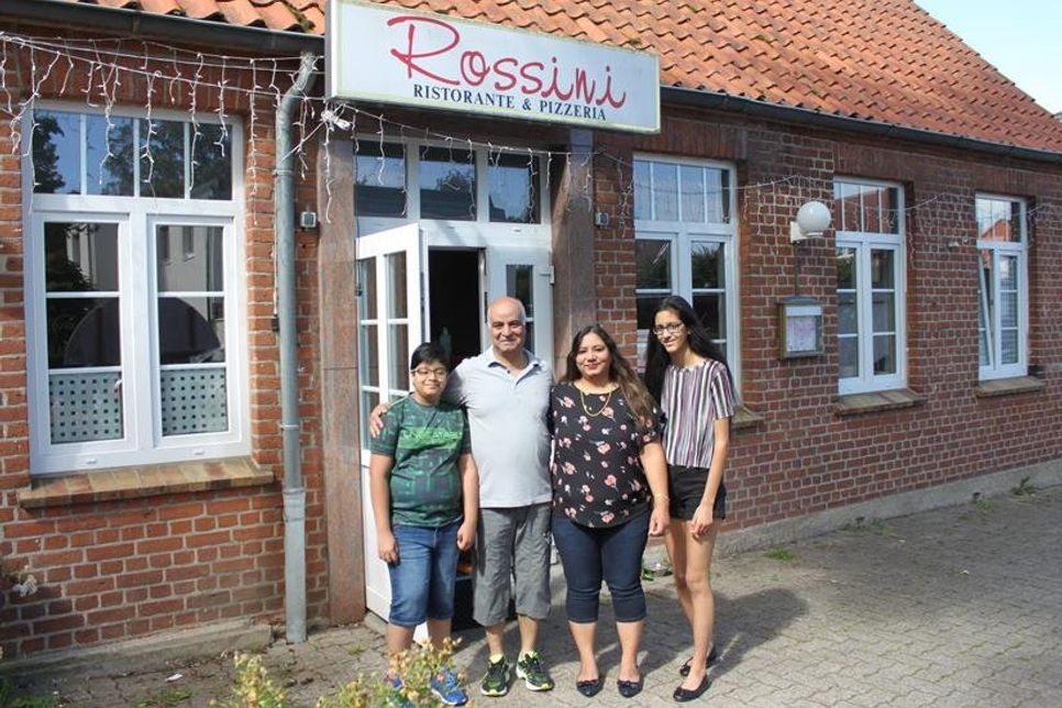 Die Pizzeria für Neustadt und Umgebung: Inhaber Rajesh Kohli mit seiner Familie.