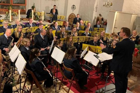 Das Blasorchester Lensahn bringt Weihnachtsstimmung in die Wohnzimmer.