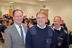 Bürgermeister Björn Demmin und Wehrführer Manfred Wenselowski gratulierten dem neuen stellvertretenden Wehrführer Tim Latendorf (m.) zur Wahl.