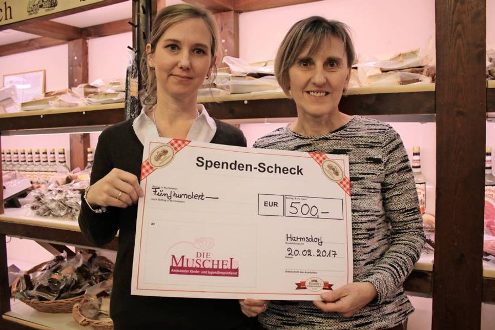 Sandra Braasch (lks.) übergab das Geld in Form eines symbolischen Schecks, verbunden mit einem großen Dank an die Kunden, an Ute Drefke, Koordinatorin der Muschel.