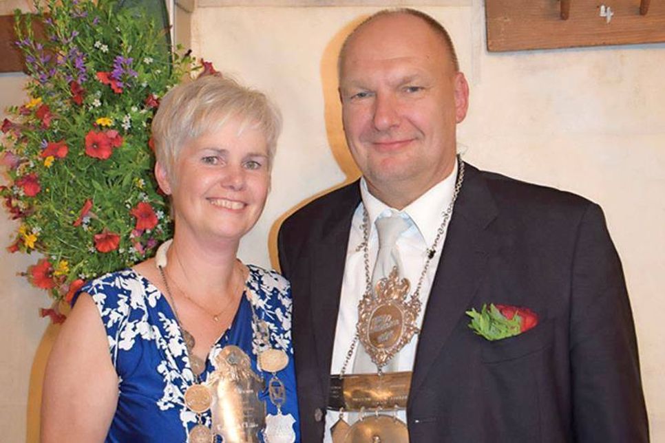 Angelika und Christian Bruschkat konnten ihr Glück gar nicht richtig fassen und waren sichtlich gerührt von der Ehre, nun für ein Jahr der Schützengilde als König zu dienen.