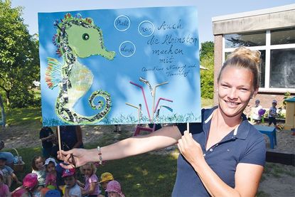 Miriam Weinhold-Staack, Leiterin des Quieselhaus Niendorf/Ostsee, zeigt ein Bild, das in der Kita gestaltet wurde.