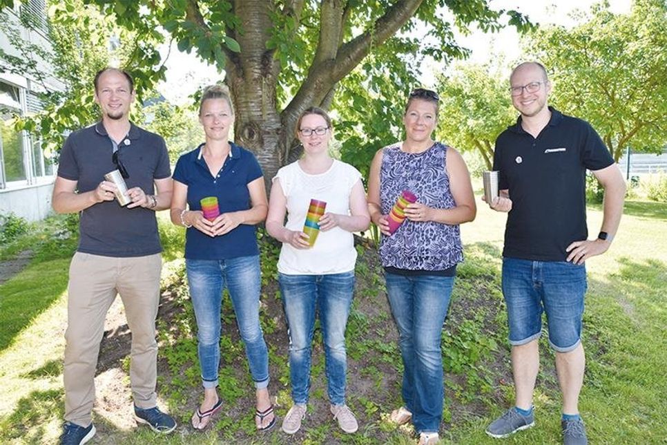 Miriam Weinhold-Staack, Leiterin des Quieselhaus Niendorf/Ostsee (2.v.li.), Regina Held vom Förderverein Quieselhaus und Elternvertreterin Heike Klink tauschten die alten Plastikbecher gegen neue Edelstahlbecher, die Sascha Hemmerich (li.) und Sebastian Gartz vom Round Table 104 aus Lübeck im Gepäck hatten.