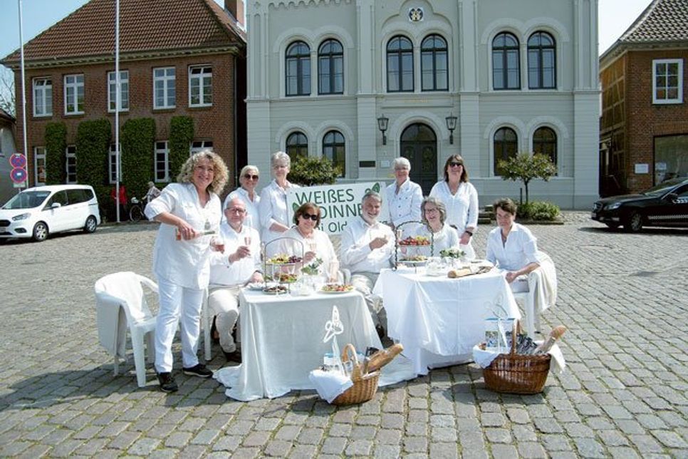 Jutta Fahr (l.) und die anderen Teilnehmer weisen auf das Weiße Dinner in Oldenburg hin. Foto: bg