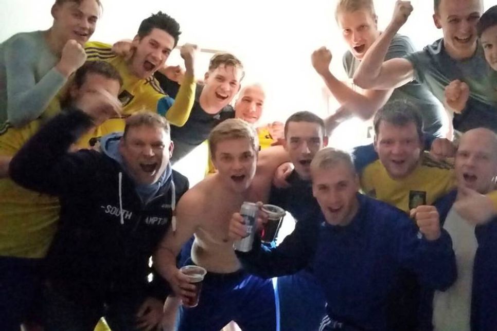 Schon jetzt in Feierlaune. Die Jungs des SC Cismar hoffen auf möglichst viele Stimmen.