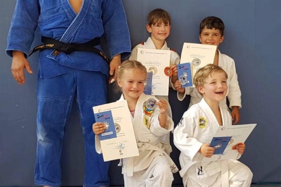 In einer Beobachtungsstunde sind vier der NLC „Mini-Ninjas“ mit Abzeichen belohnt worden. Mit dem Ni-Abzeichen ist Paul Sachs und Jakob Beilfuß geehrt worden. Die San-Abzeichen bekamen Sarah Bünning und Noah Ertural. (red)