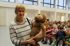 Referentin Dr. Marion Balscheit (mit Bobo) ging auf pädagogisch-spielerische Weise auf das Thema Tierversuche ein.