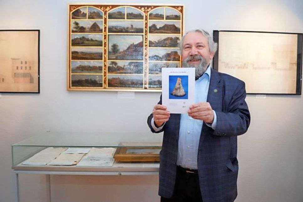 Herausgeber Volker Liebich präsentiert das 24. Preetzer Heimatheft. Auf dem Titelbild ein steinzeitliches Steinbeil, gefunden bei den Arbeiten zur Solgleite in der Mühlenau.