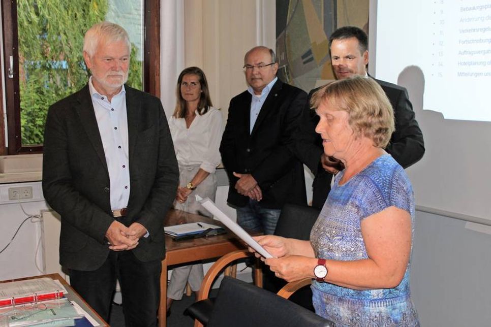 Mechtild Piechulla (re.) zeichnete Heinz Bäker (lks.) mit der goldenen Ehrennadel aus.