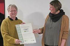 Thea Daubitz, Geschäftsführerin des Vereins Naturpark Holsteinische Schweiz, überreichte Urkunde und Plakette an Jessika Reese, Leiterin der Plöner Kita Regenbogenhaus: Als „Naturpark-Kita“ baut der Kindergarten künftig Naturthemen in den Alltag ein.