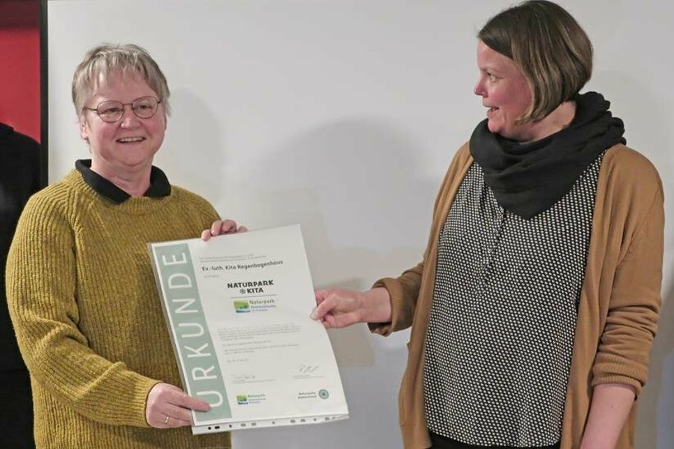 Thea Daubitz, Geschäftsführerin des Vereins Naturpark Holsteinische Schweiz, überreichte Urkunde und Plakette an Jessika Reese, Leiterin der Plöner Kita Regenbogenhaus: Als „Naturpark-Kita“ baut der Kindergarten künftig Naturthemen in den Alltag ein.