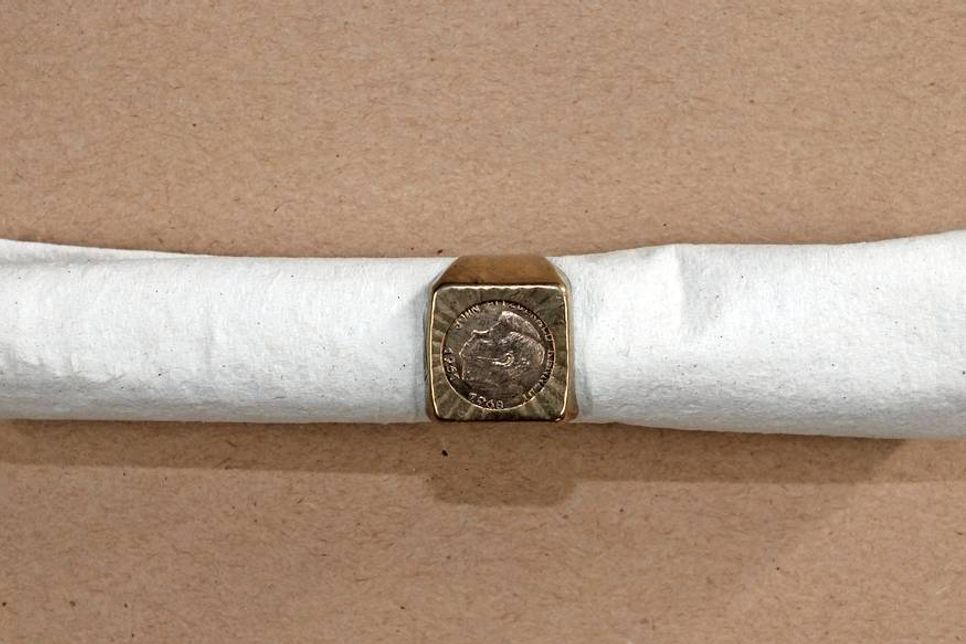 Ring mit Münze.