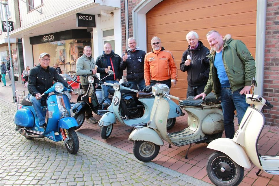 Nostalgie auf zwei Rädern: Zu den ältesten Rollermodellen gehörten die beiden Vespa ACMA (Mi.) aus dem Baujahr 1957.