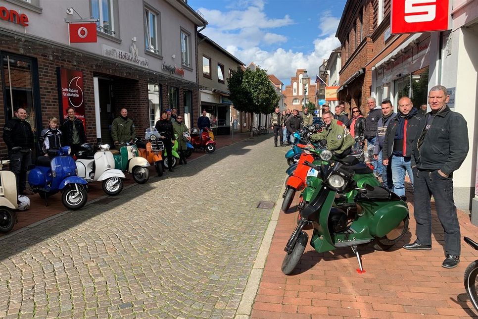Zum Befahren und Parken in der Fußgängerzone gab es für die Rollerfreunde eine Sondergenehmigung.