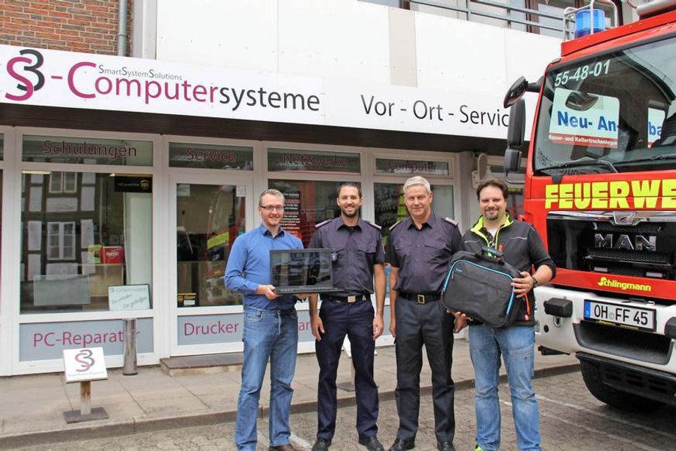 Jan-André Schröder (S3), Jan Boldt (Mitarbeiter und Gerätewart der Feuerwehr Grömitz), der stellvertretende Ortswehrführer Kai Fischer und Philipp Dietmayer (S3) (v. lks.).