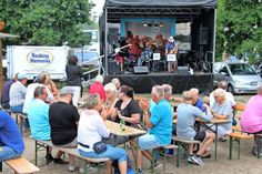 Lauschen und genießen hieß es am Samstagabend an den Tischen vor der Bühne, wo die „Rocking Memories“ ihrem Namen alle Ehre machten.