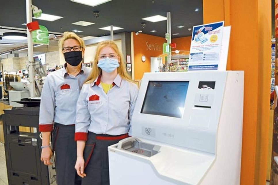 Elfie Tilk und Kimberly Makoben mit dem neuen Coin Casher.