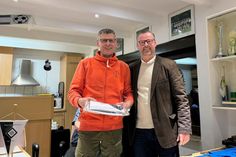 Neuer 1. Vorsitzender Hans Feig-Felsch (lks.) hat von Bürgermeister Stefan Schwardt eine Vereinsfahne erhalten.