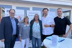 Bürgermeister Mirko Spieckermann (lks.) mit dem Organisationsteam der Veranstaltung (v. lks.): EUTB-Beraterin vom Verein zur Förderung der Teilhabe in Ostholstein Sabine Pitschmann, Vorsitzende des Beirats für Menschen mit Behinderung im Kreis Ostholstein Martina Scheel, Sebastian Bertram (Plattform Inklusive Jugendarbeit in Ostholstein - KJN) und Mittler im Sozialraum des Haus Rosengarten Oliver Scheplitz.