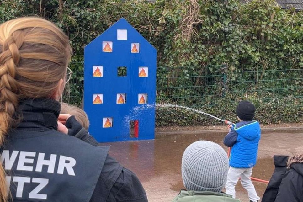 Die angehenden Nachwuchsretter konnten sich an der Löschwand beweisen.