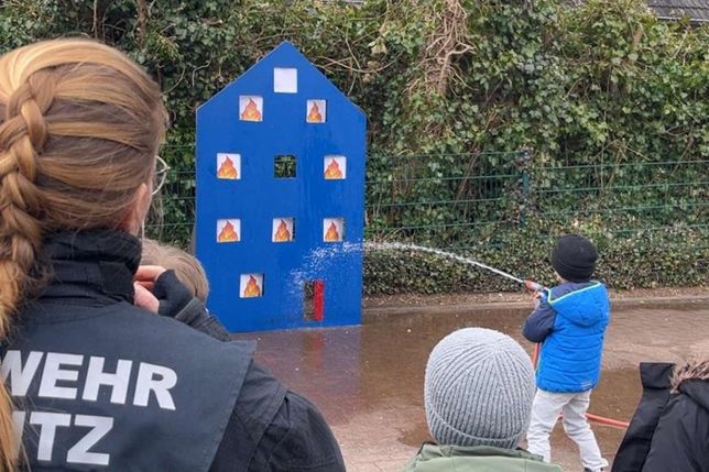 Die angehenden Nachwuchsretter konnten sich an der Löschwand beweisen.