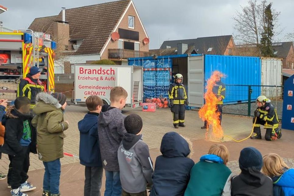 Die Demonstration einer Staubexplosion sorgte für staunende Blicke.