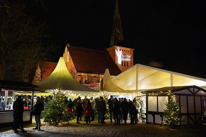 Wem es im Festzelt zu warm ist, der findet auf der Fläche vor dem Zelt zwischen Bratwurstduft und Mutzenhütte einen Hauch Weihnachtsmarkt-Atmosphäre.