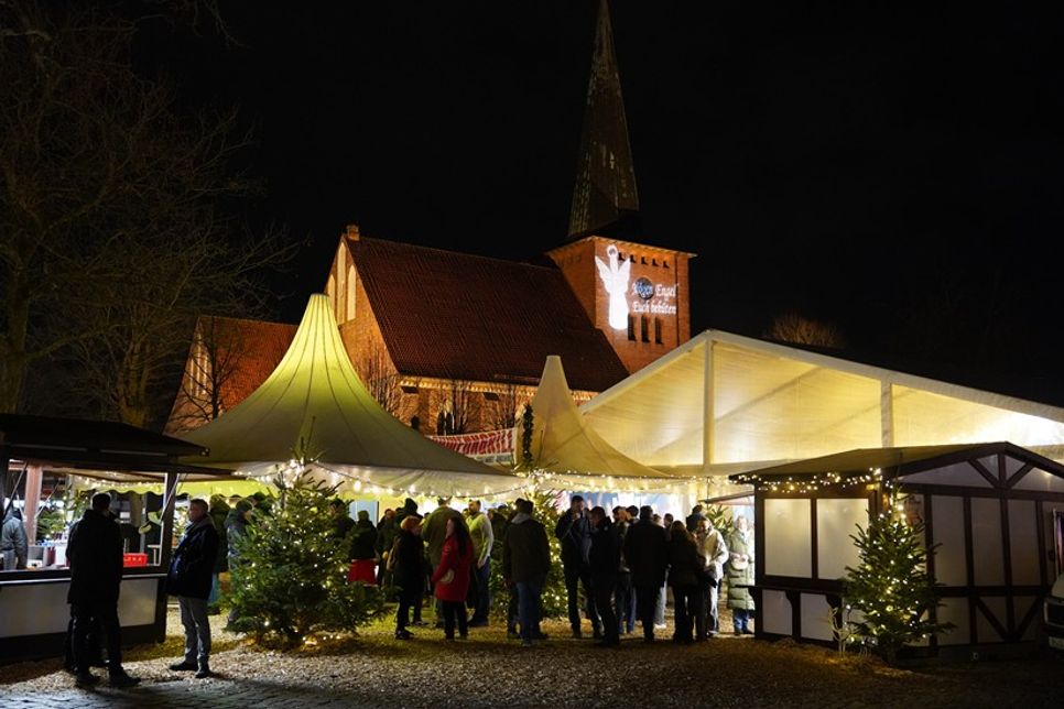 Wem es im Festzelt zu warm ist, der findet auf der Fläche vor dem Zelt zwischen Bratwurstduft und Mutzenhütte einen Hauch Weihnachtsmarkt-Atmosphäre.